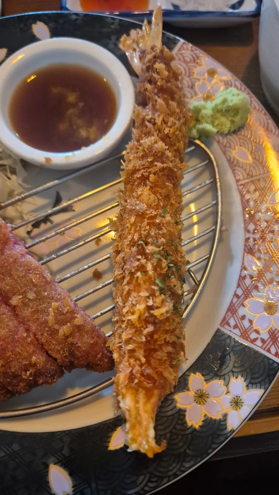 搭配塔塔酱的大只炸虾