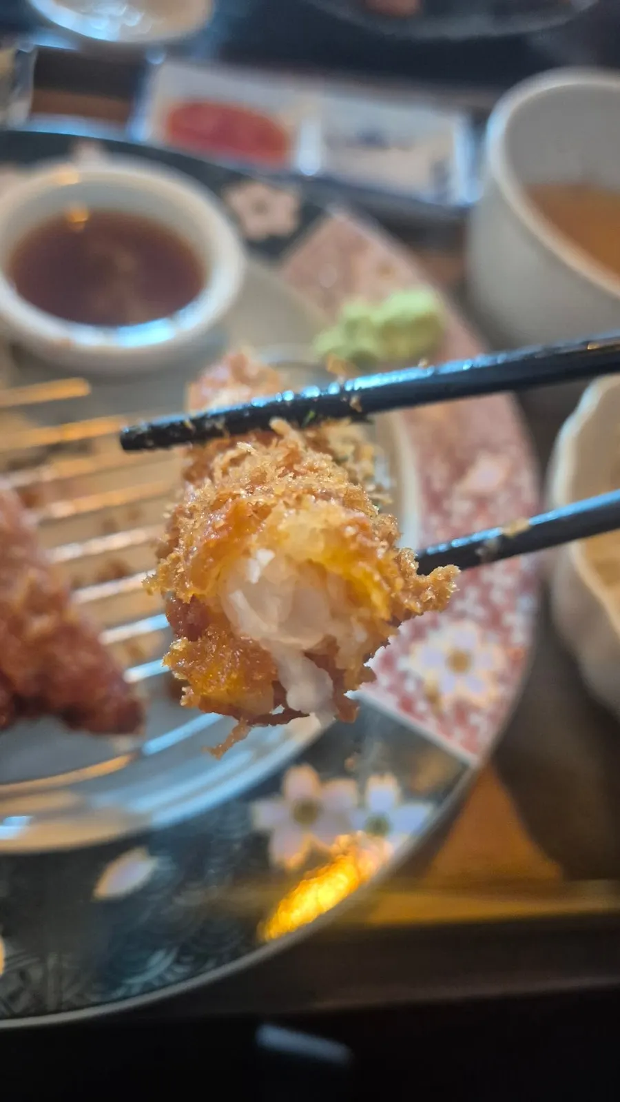湿润的鸡腿肉炸鸡块一盘