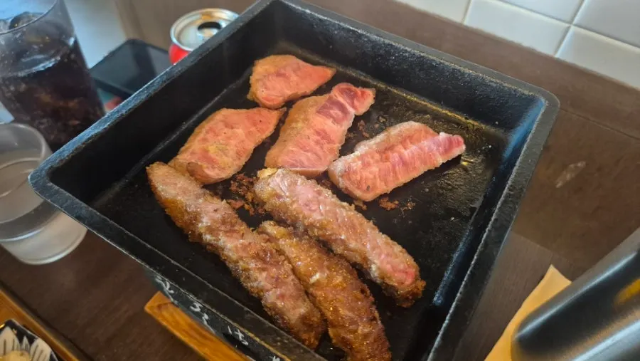 炸鸡块与炸虾组成的配菜