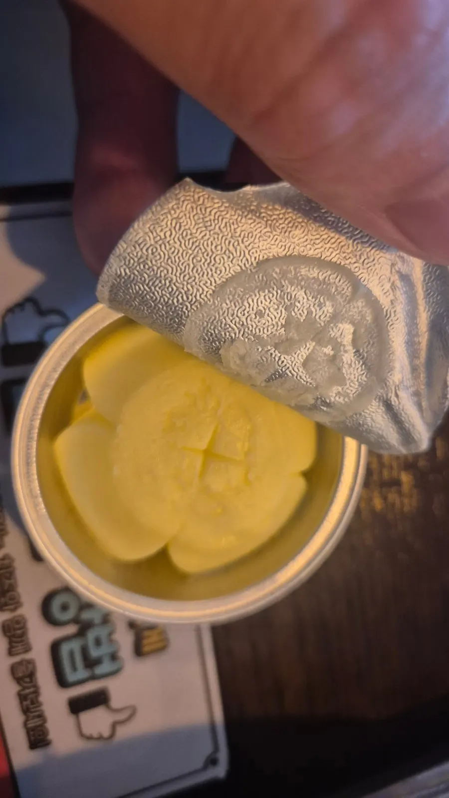 炉上肉品旁放着的依思尼黄油