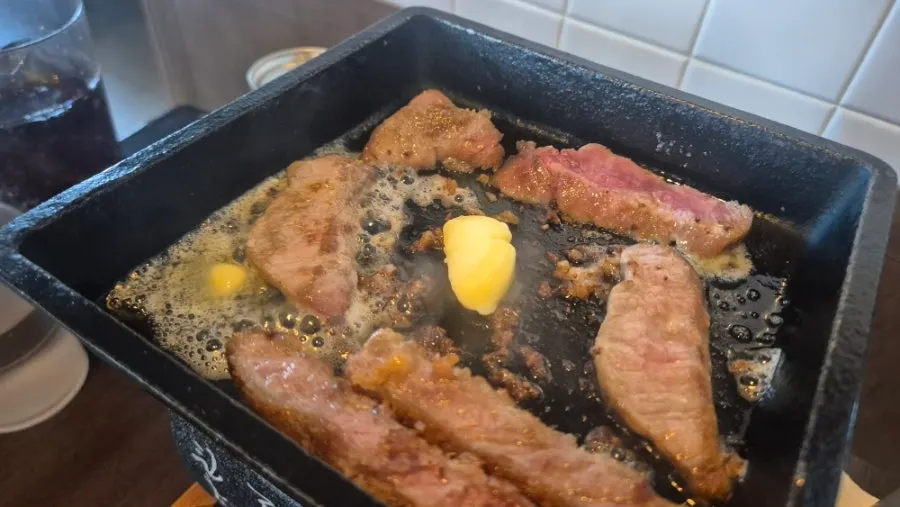少量分次涂抹依思尼黄油的铁盘