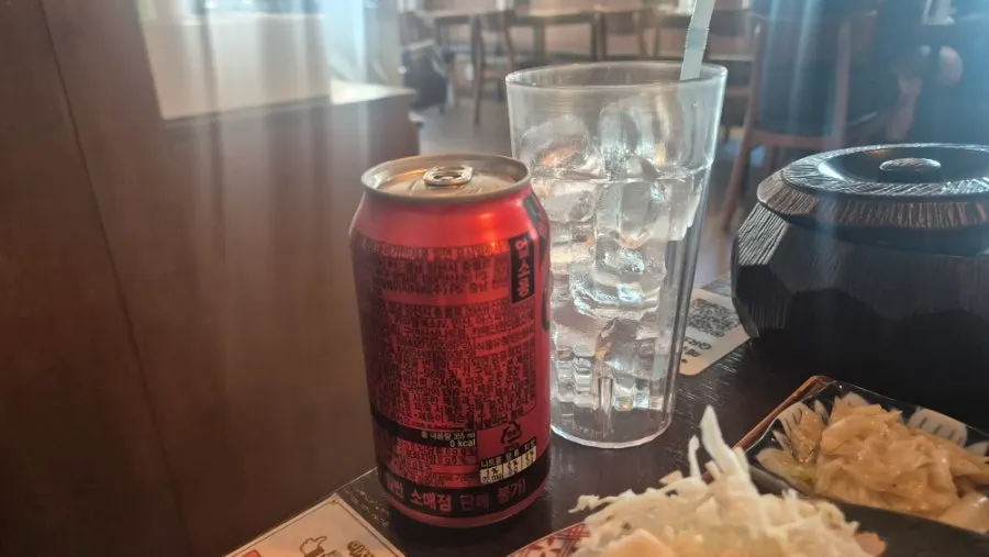 淋上黄油在炉上煎烤的牛排