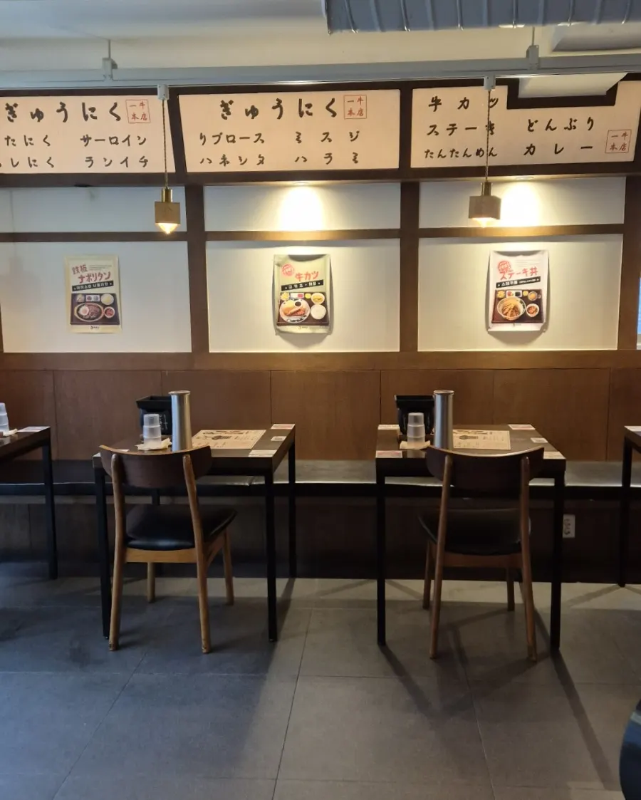 Table seating with the feel of a restaurant in Japan