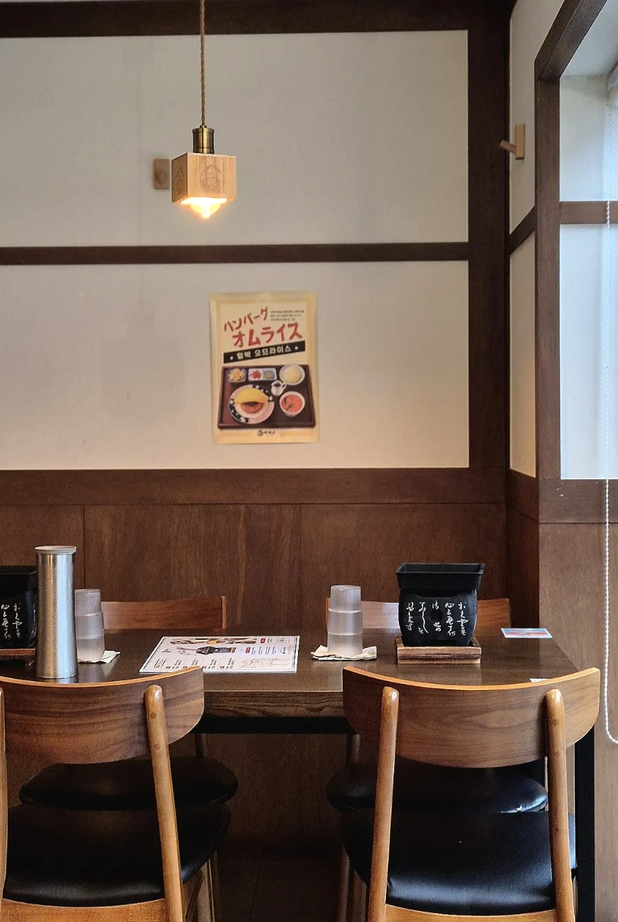 Seating during a relaxed lunch hour