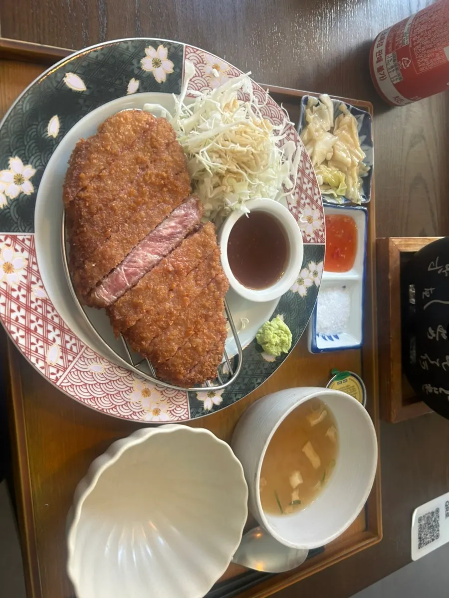 Cross-section of Ichigyu gyukatsu and the grill plate