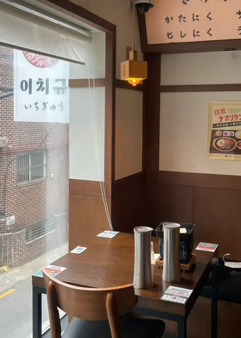전면 통창 창가 자리와 자연광
