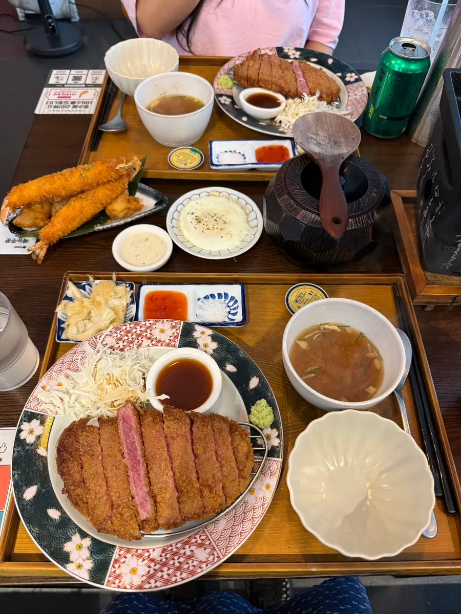 Set 1 table setting with gyukatsu, rice, and grill plate