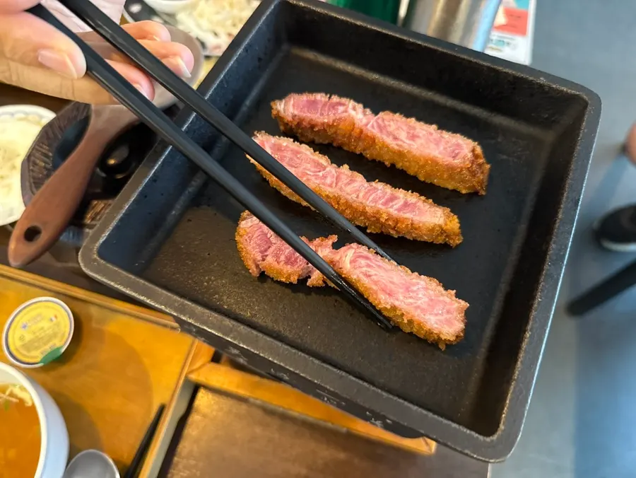 Gyukatsu being grilled on the tabletop plate