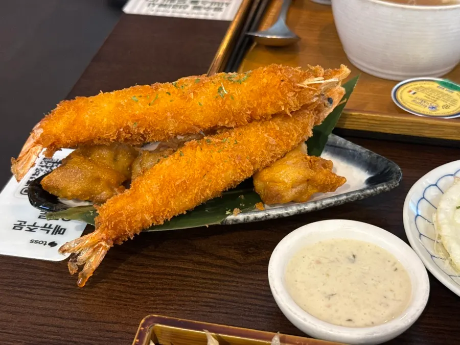 Side plate of karaage and fried shrimp