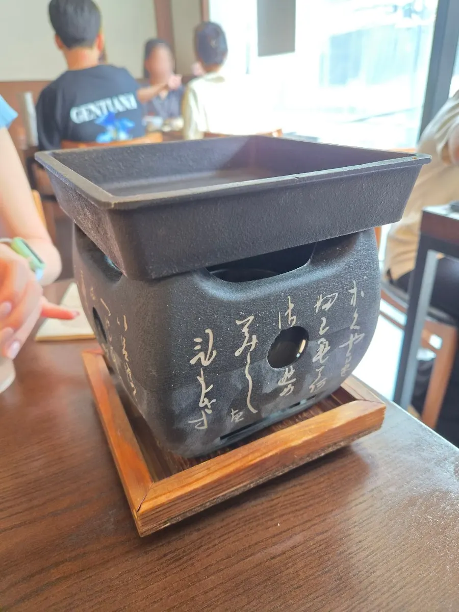 테이블에 놓인 규카츠용 개인 화로 불판