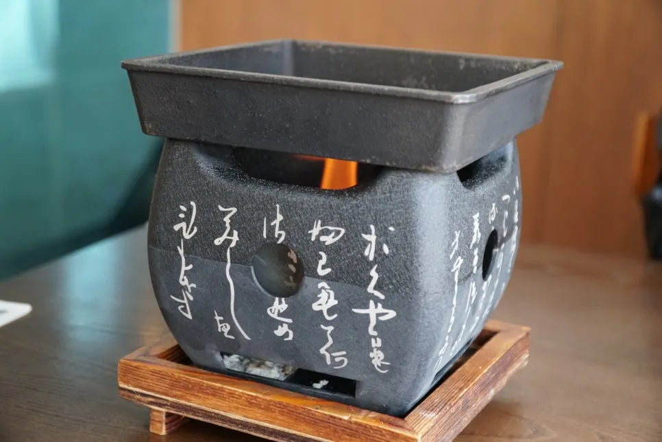 테이블마다 놓인 개인 화로