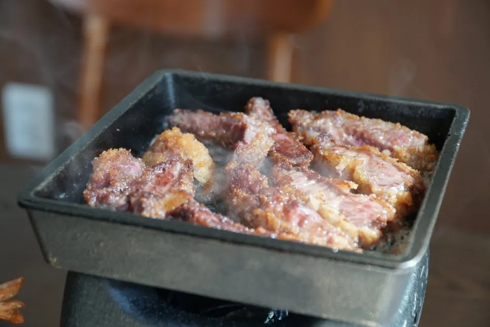 화로에 올린 채끝 규카츠 한 점