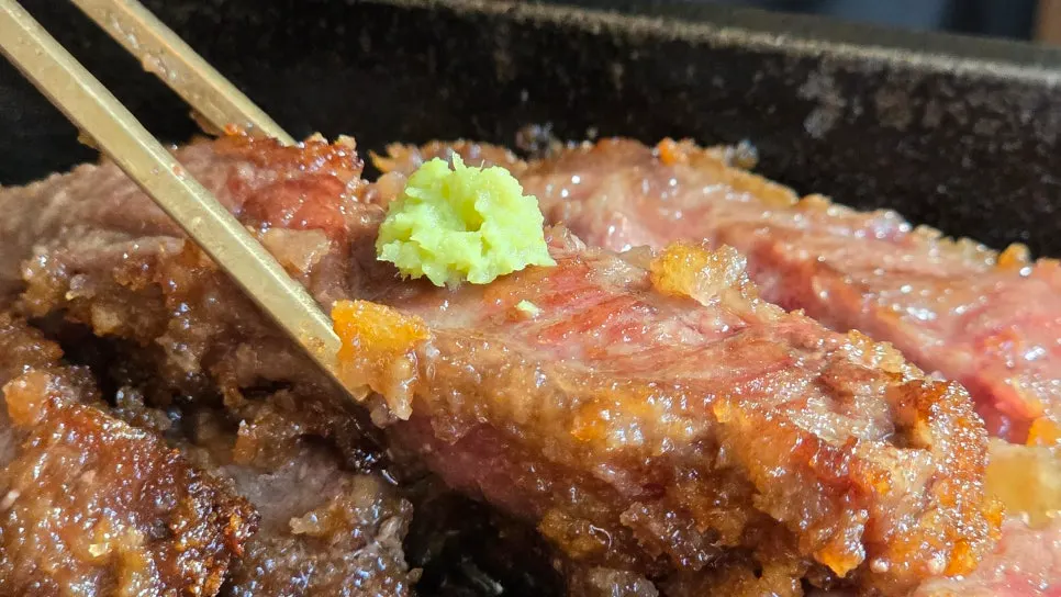 소스에 찍은 규카츠 단면