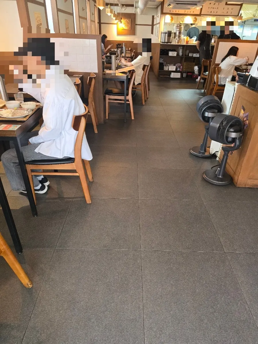 Dajji-style counter seating good for solo dining