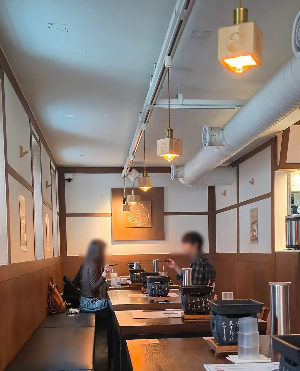 아늑한 분위기의 이치규 강남신논현점 내부 좌석