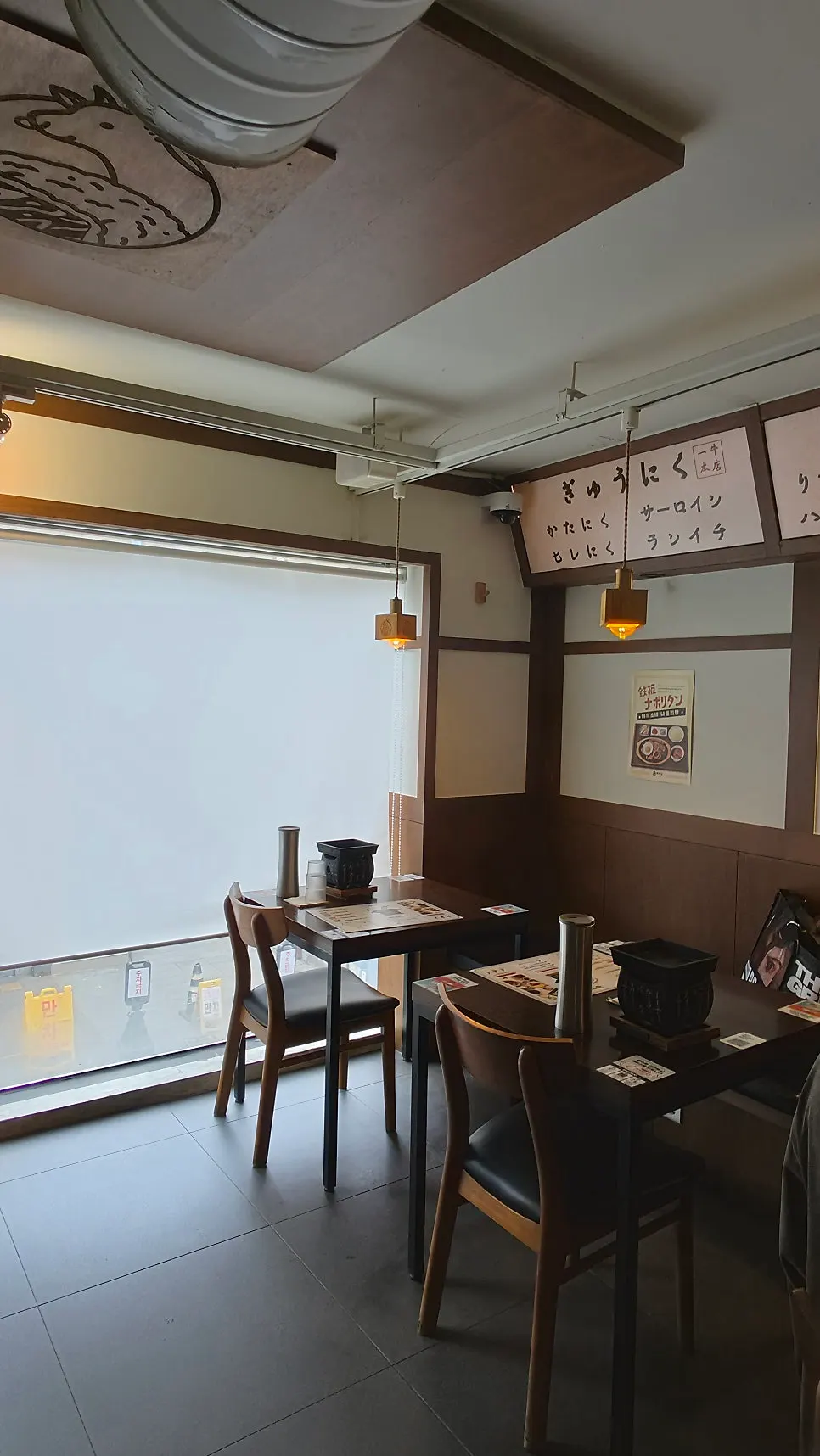 토스오더로 메뉴를 살펴보는 휴대폰 화면