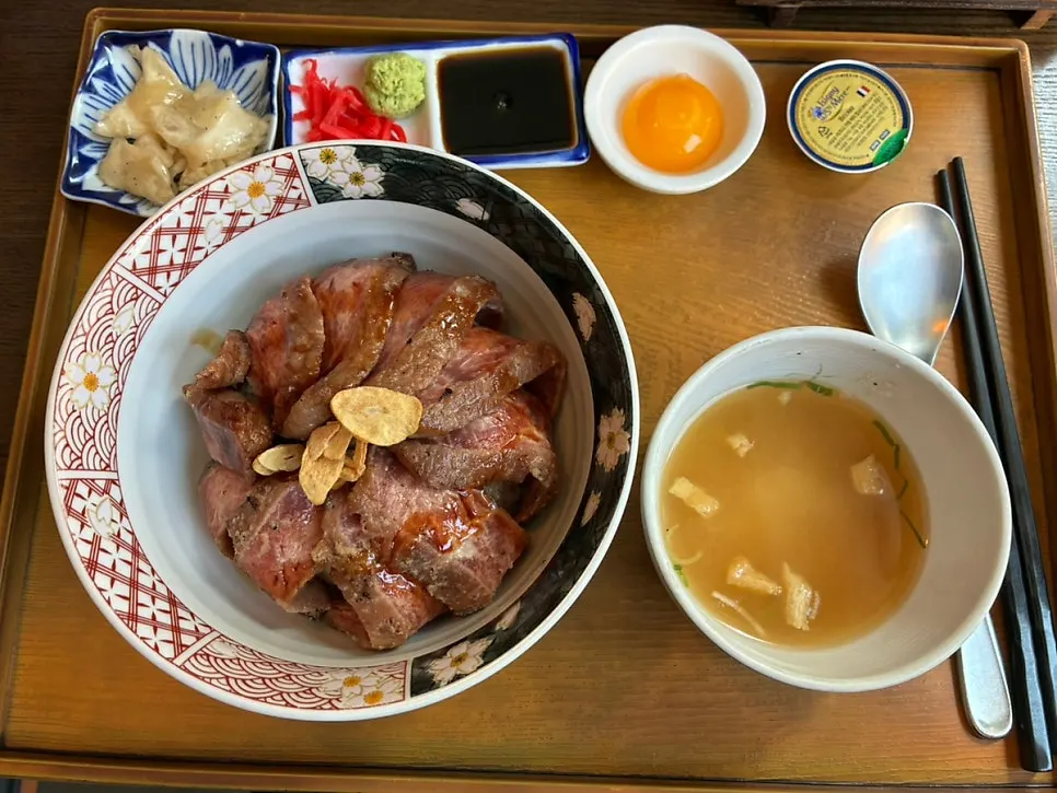 이치규 스테키 정식과 함께 나온 솥밥