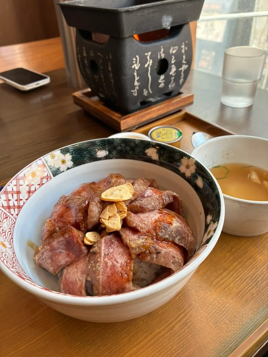 공기에 퍼 담은 이치규 밥과 반찬