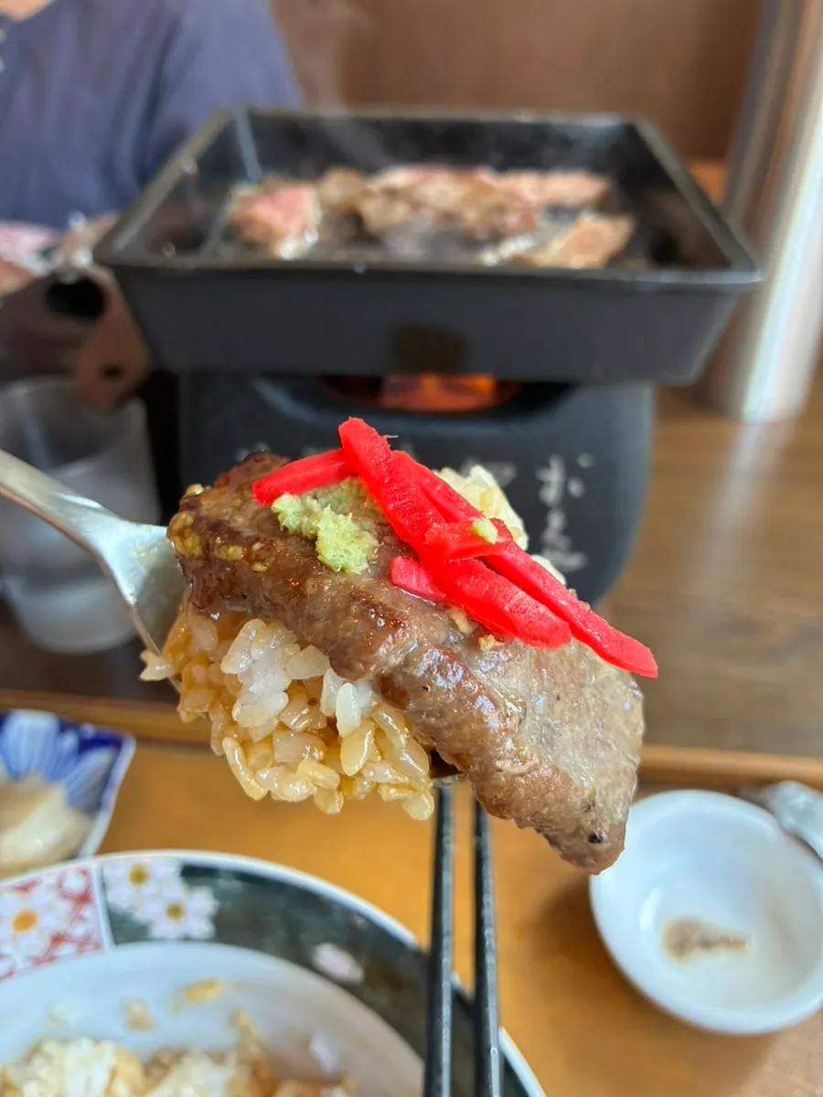 와사비와 반찬을 곁들인 이치규 스테키동 한 입