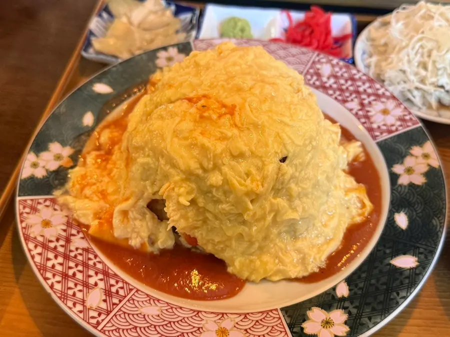 Hamburg omurice generously topped with sauce
