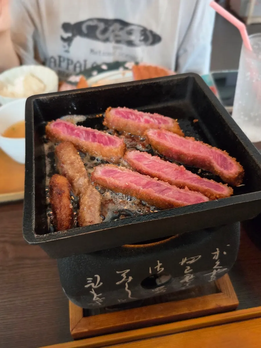버터에 구워 노릇해진 규카츠