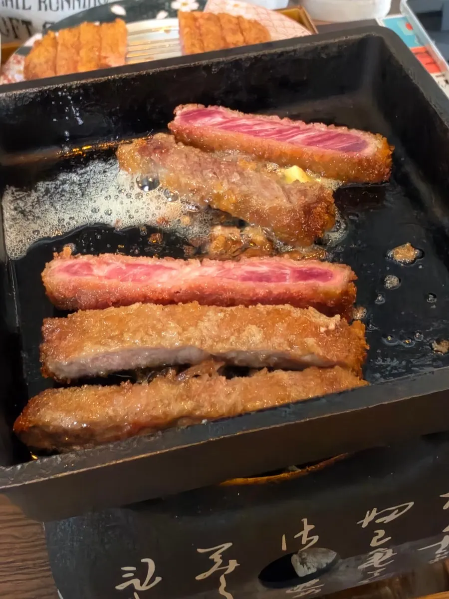 소스에 찍어 먹는 안심 규카츠 한 점