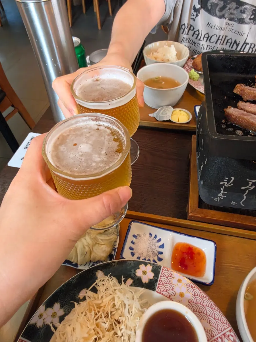 규카츠와 함께 곁들인 생맥주 한 잔