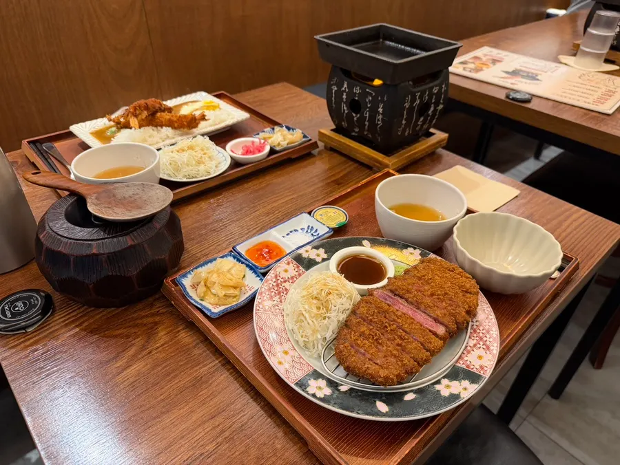 Table spread of gyukatsu and curry together at Ichigyu Wonju