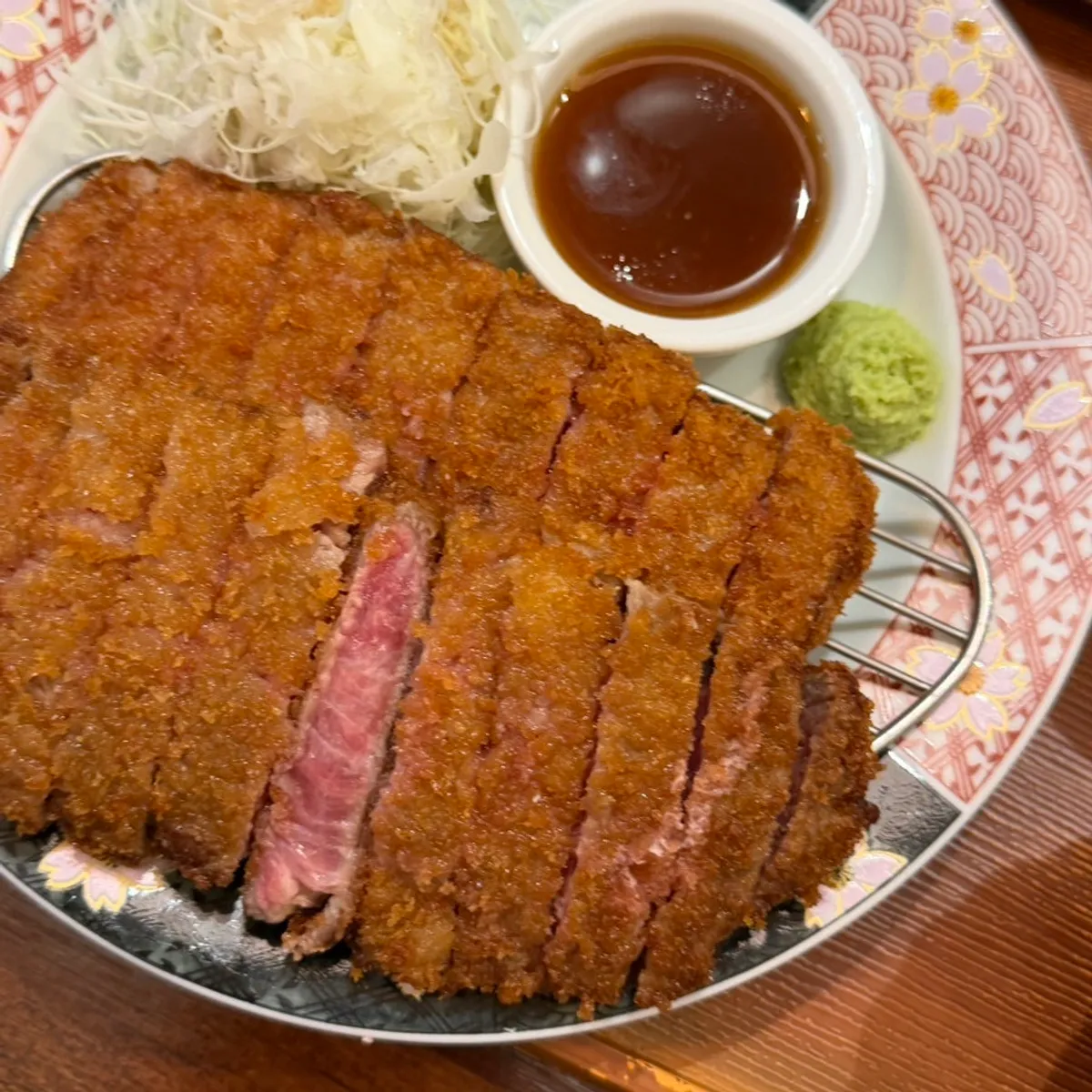 고르게 썰려 나온 채끝 규카츠 단면