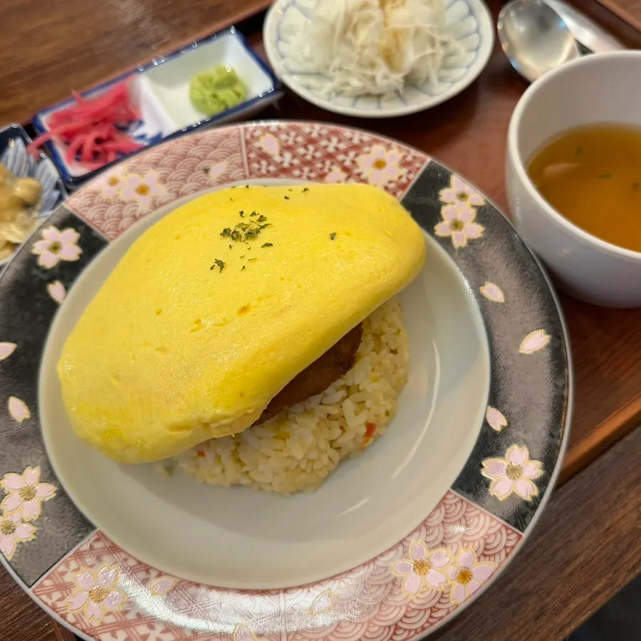 야채볶음밥 위 함박스테이크와 계란