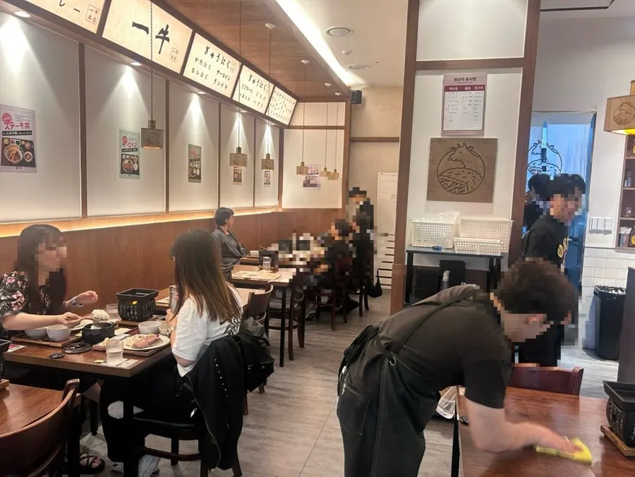 이치규 원주점 내부 좌석 전경