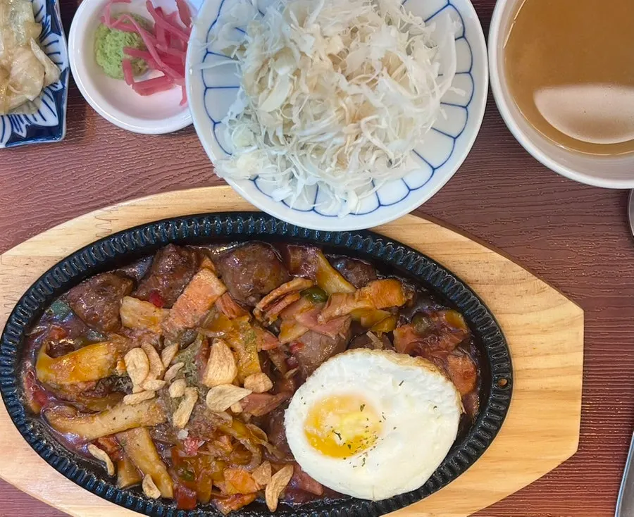 채끝 철판스테이크와 통에 담긴 밥