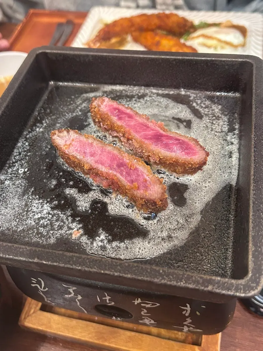 버터를 녹인 불판에 올린 규카츠