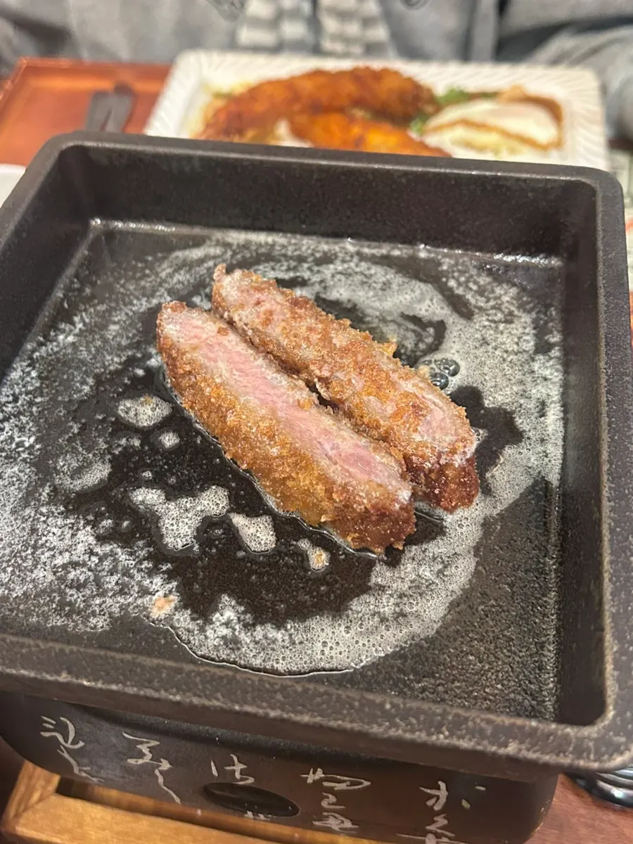 불판에서 뒤집어가며 굽는 규카츠