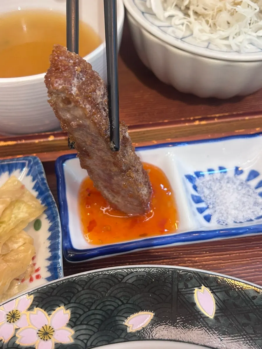 소스에 찍어 먹는 채끝 규카츠