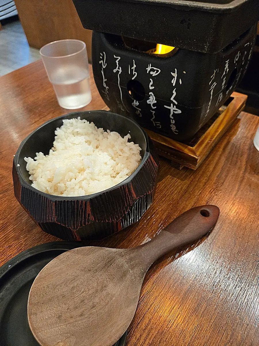 나무 그릇에 담긴 흰밥과 나무주걱