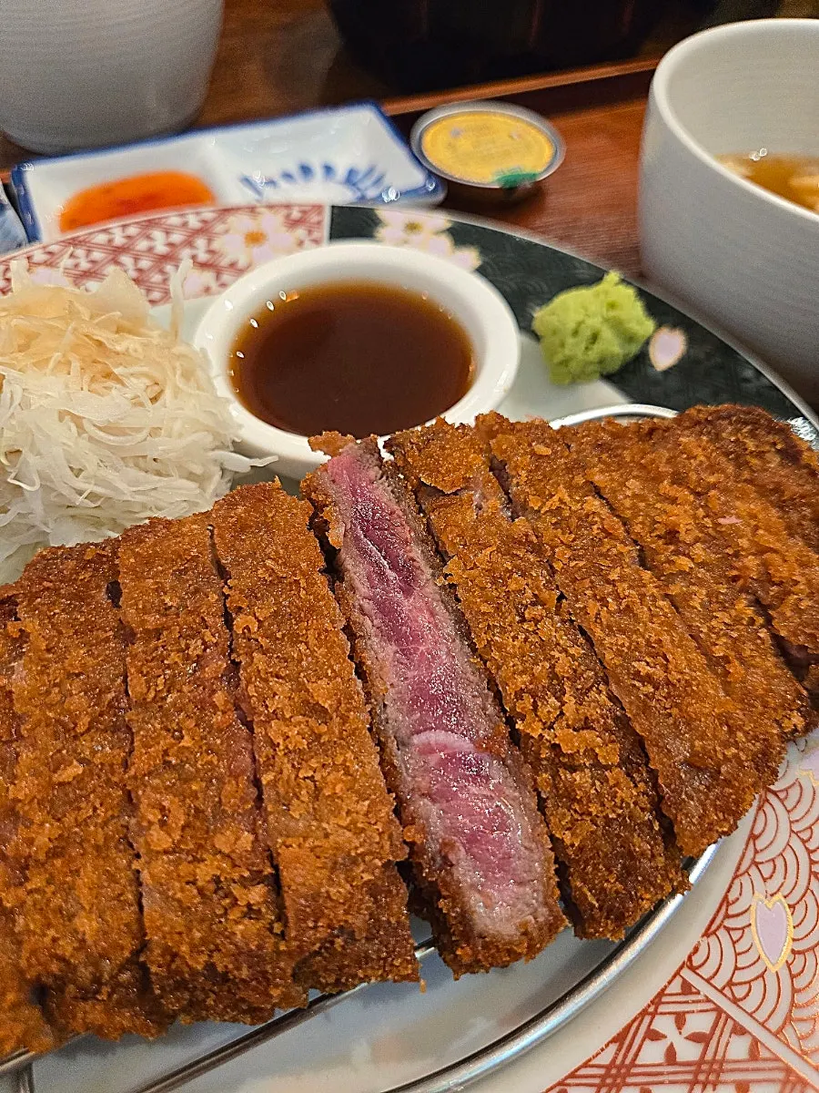 소금에 찍어 먹는 규카츠 한 조각
