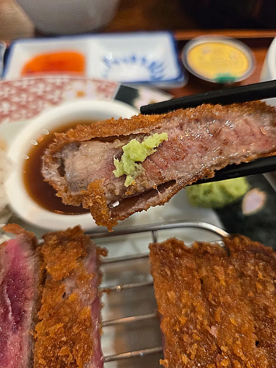 와사비를 얹은 규카츠 한 입