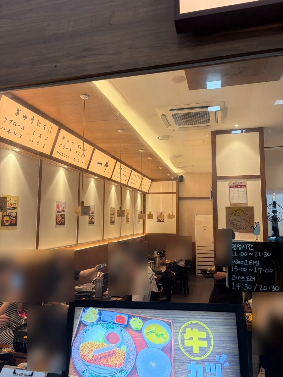 ภายในร้าน Ichigyu Wonju โทนไม้