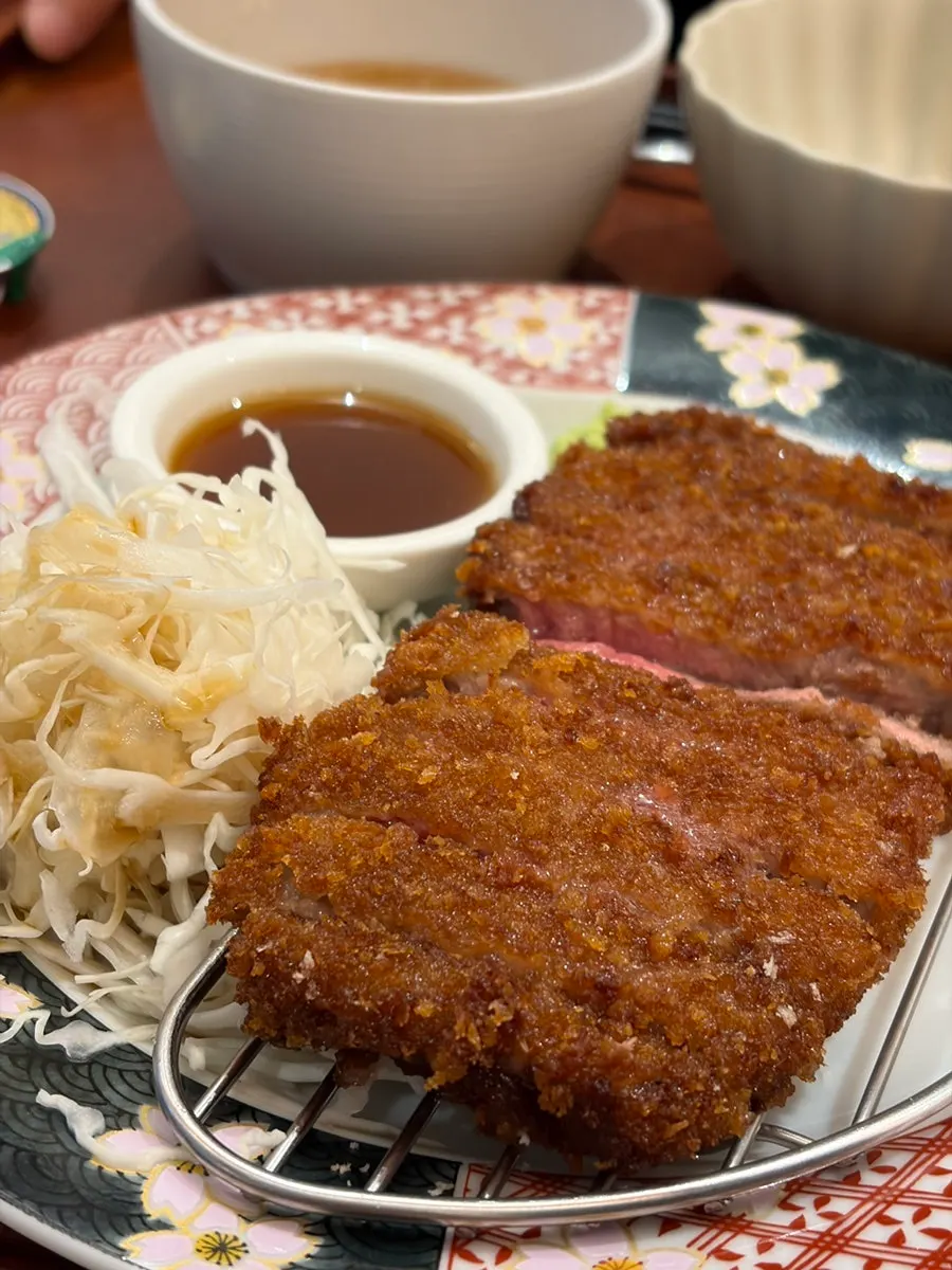 ชุดกิวคัตสึพร้อมซุปมิโซะ สลัด และซอสต่างๆ