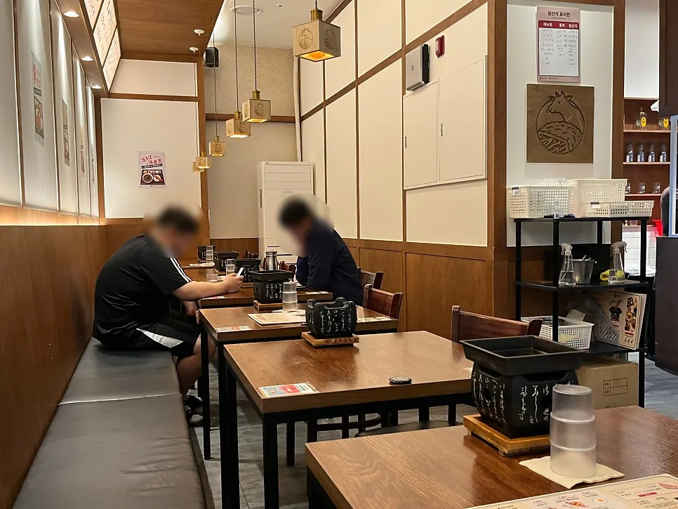 Solo and 2-person seating at Ichigyu Wonju