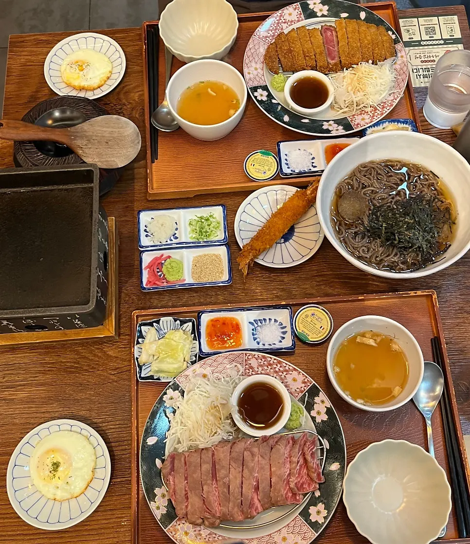 Table setting of gyukatsu and steki at Ichigyu Wonju