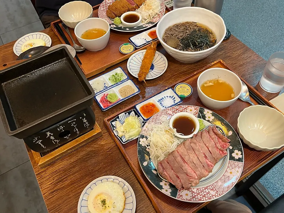 Table set with both gyukatsu and steki sets