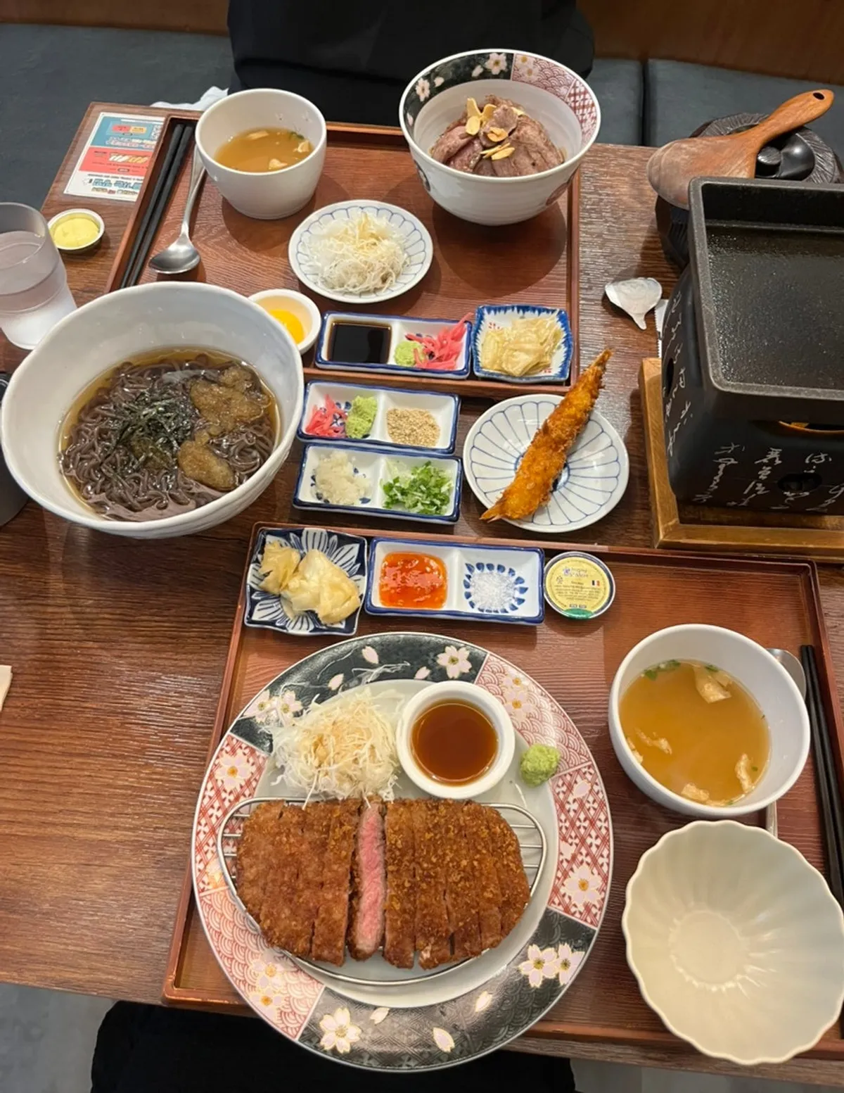 히츠에 담겨 나온 갓 지은 쌀밥