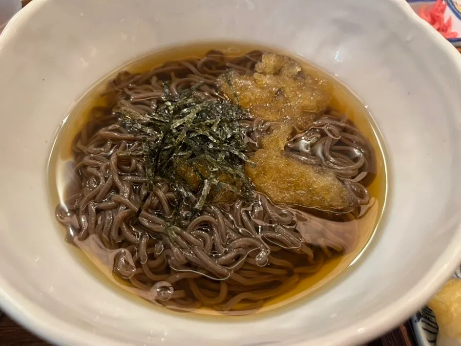 두 명이 주문한 세 가지 메뉴 상차림