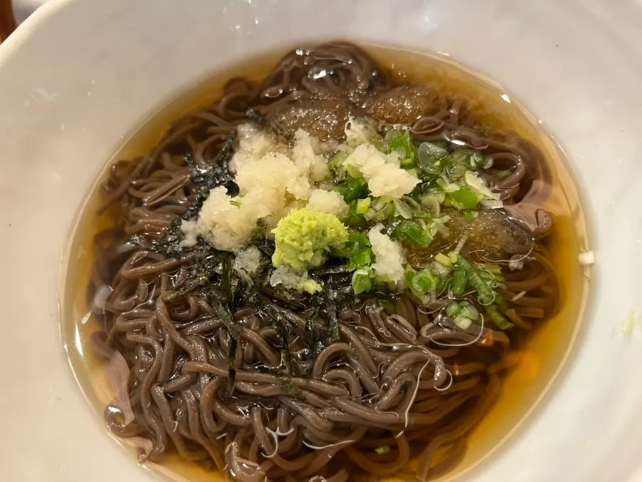 테이블 가득 차려진 규카츠 세트