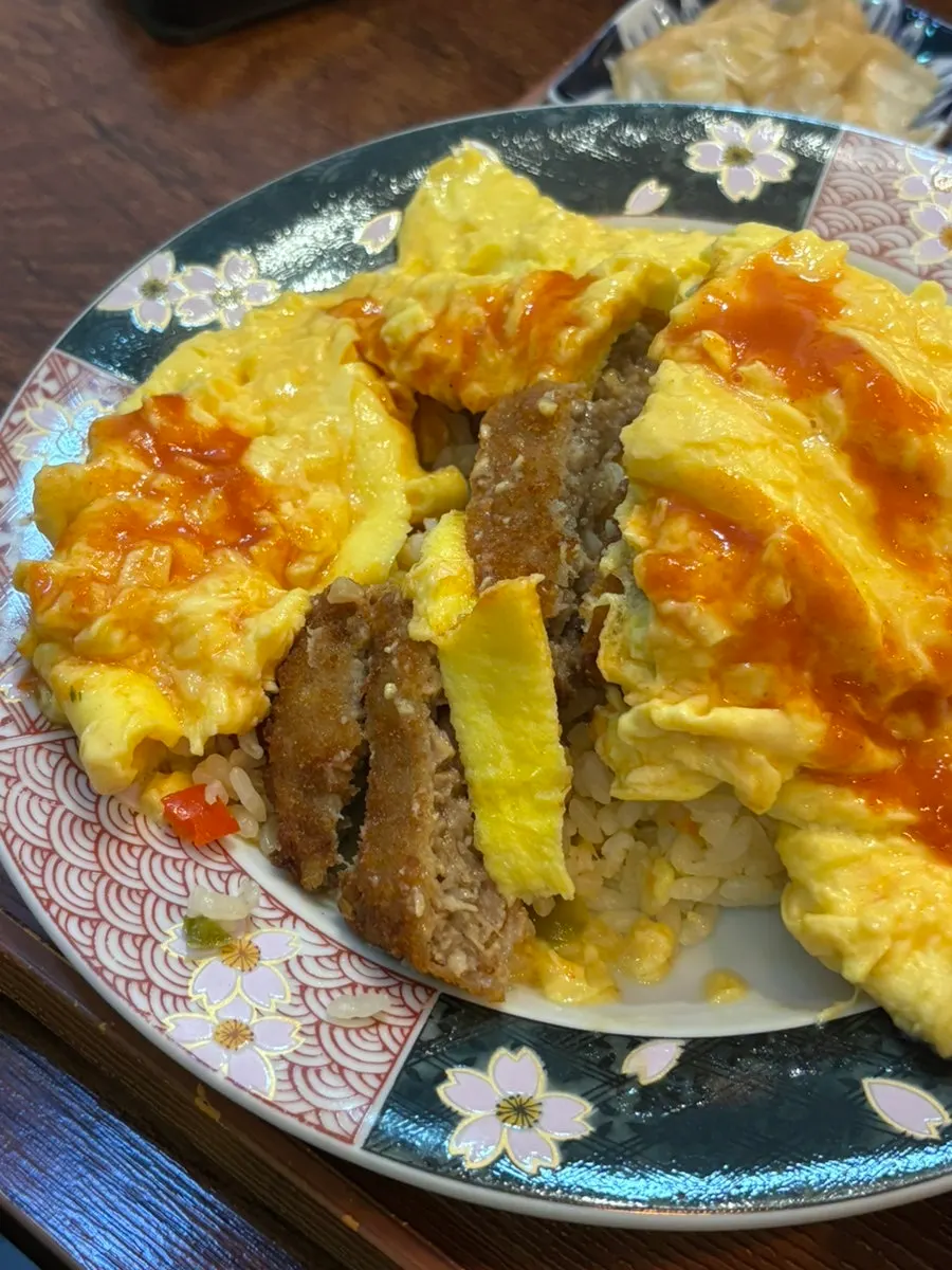 Hamburg omurice with sauce poured over it