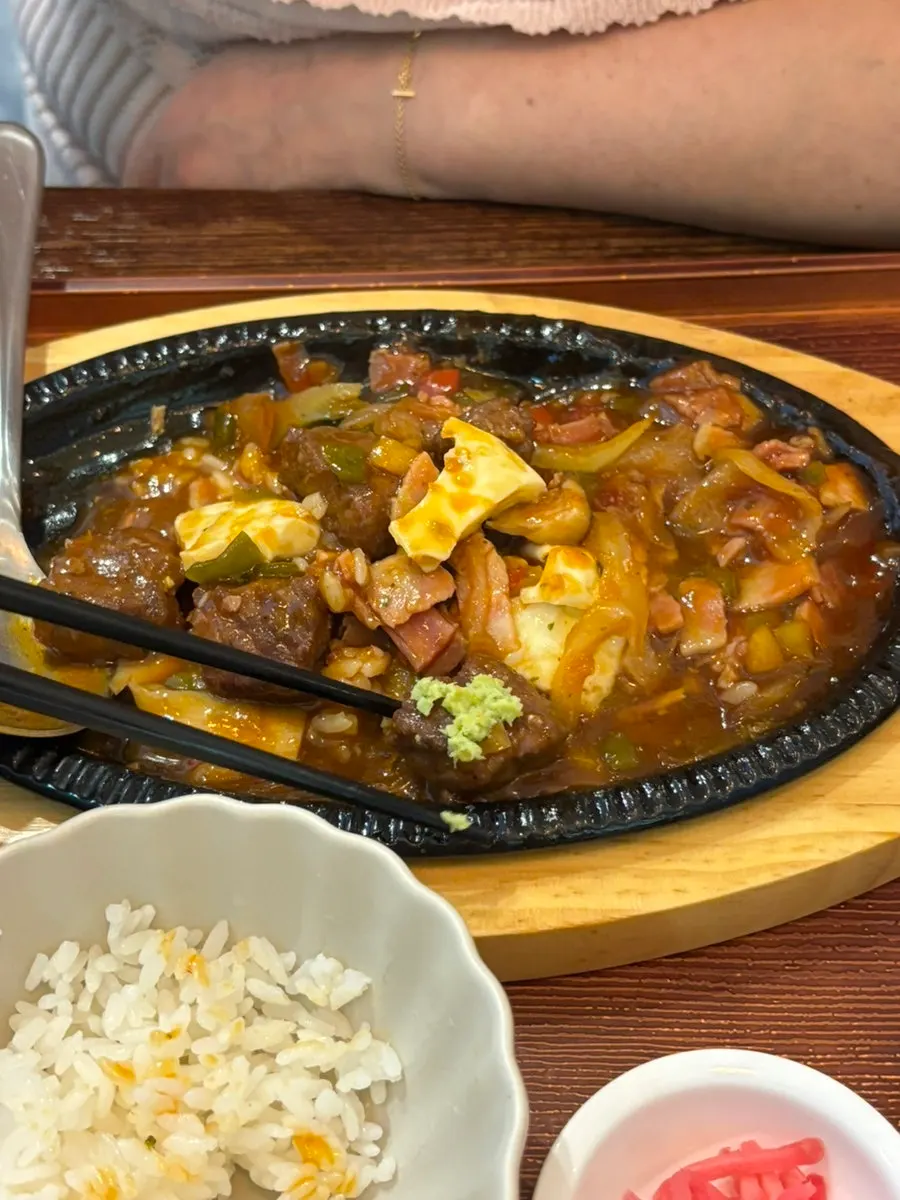A generous mound of wasabi piled on the meat