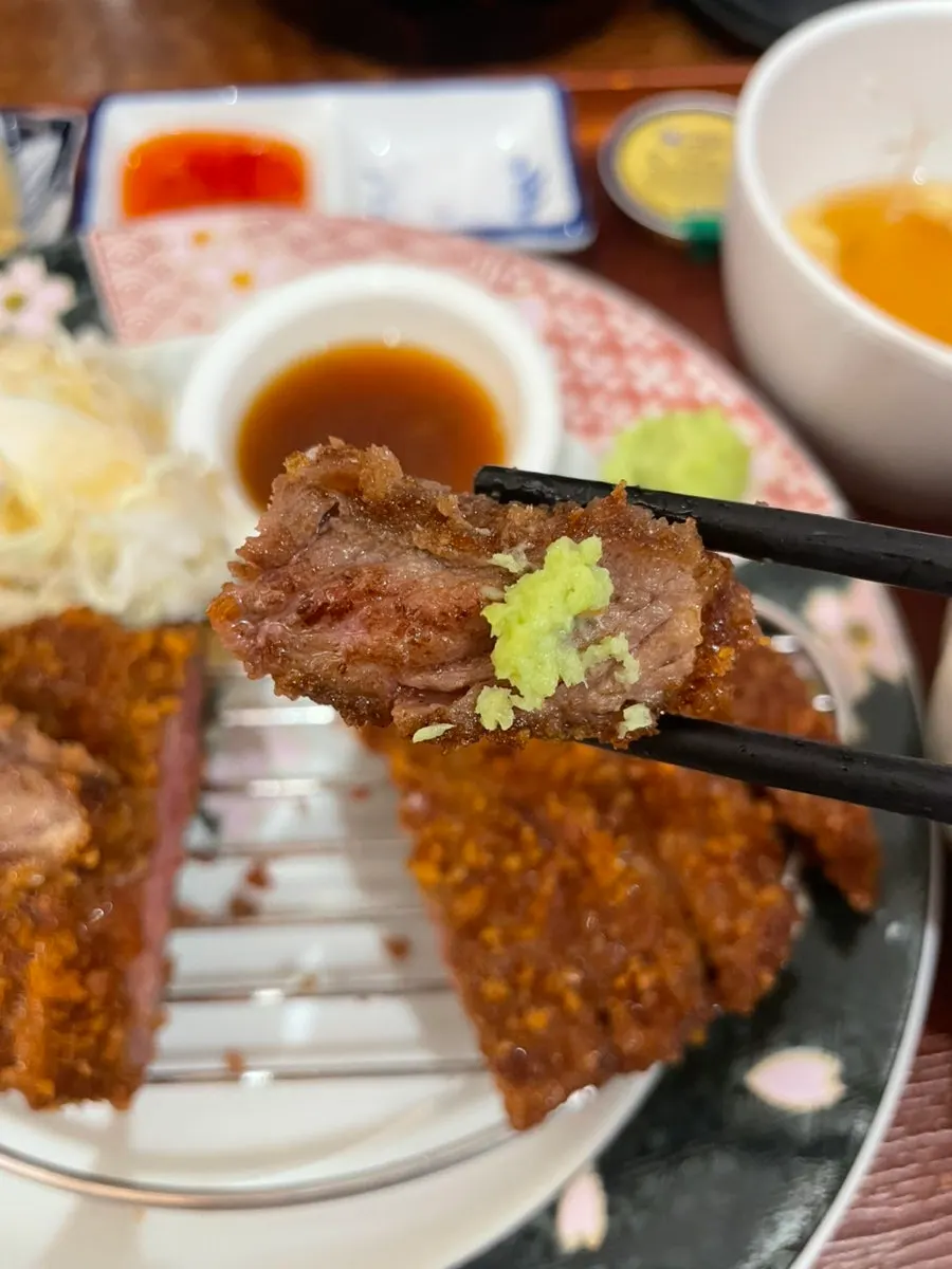 Picking up a piece of grilled gyukatsu