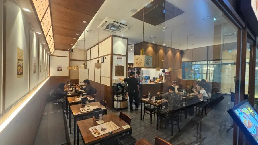 여유로운 이치규 원주점 홀 전경